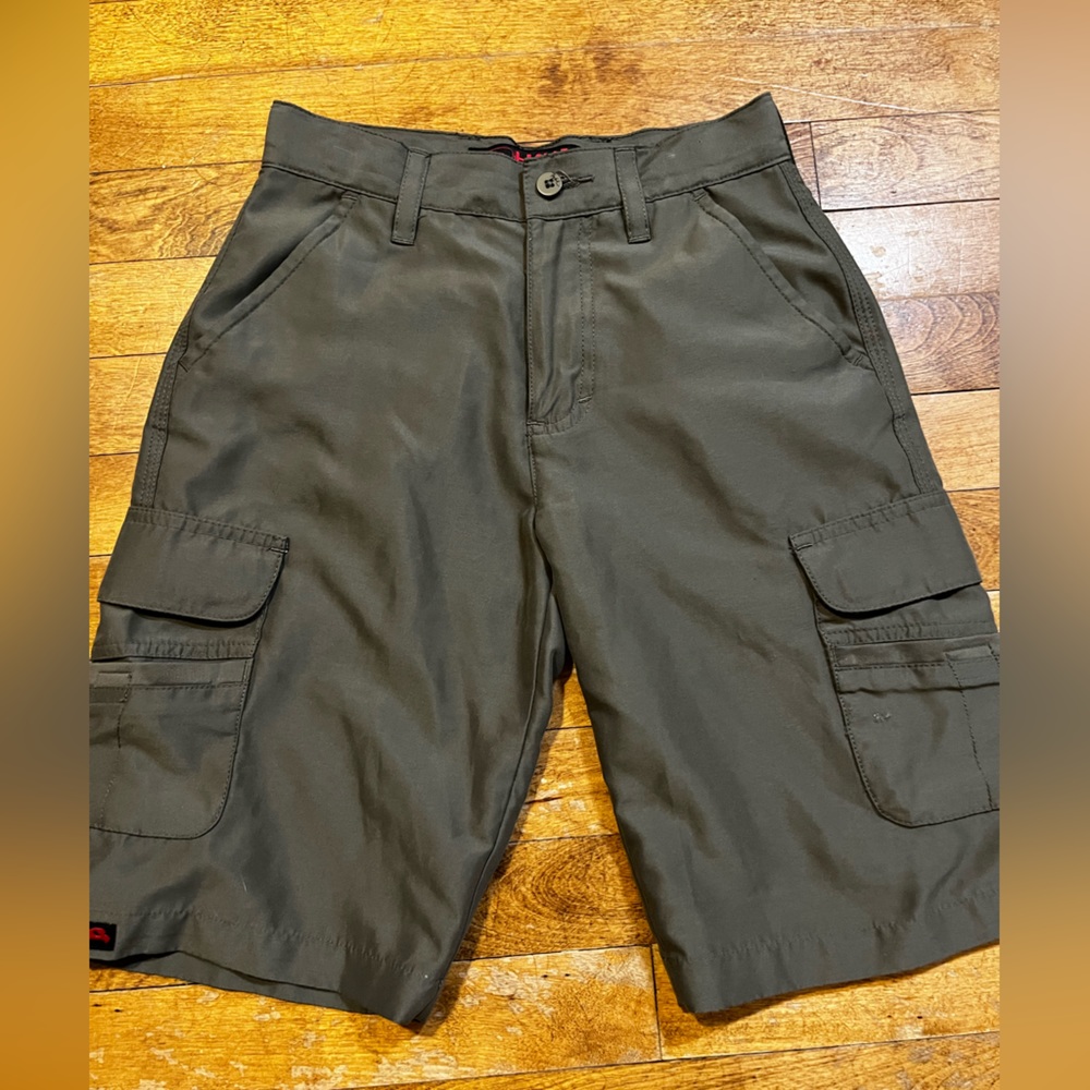 Like New Tony Hawk Cargo shorts!  Boys size 8 - Olive 🫒 green color